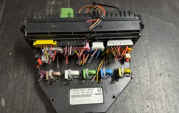 Mercedes-Benz SLK R172 Relay mounting block A2129009908 A2129015304 A2129025304