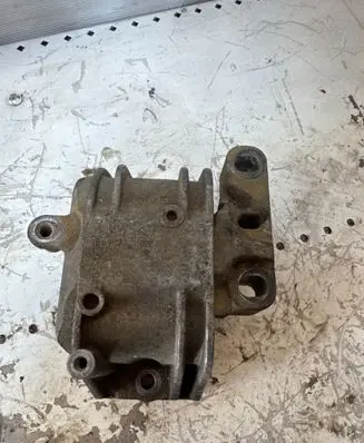 Volkswagen PASSAT B6 Engine mount bracket 1K0199262