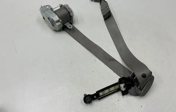 KIA Carens II Front seatbelt 045418