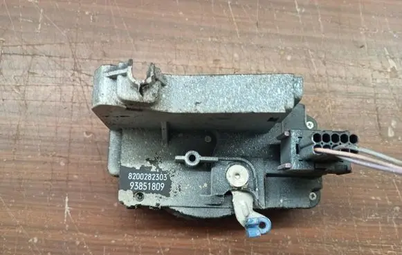 Renault Trafic II (X83) Rear door lock 8200282303