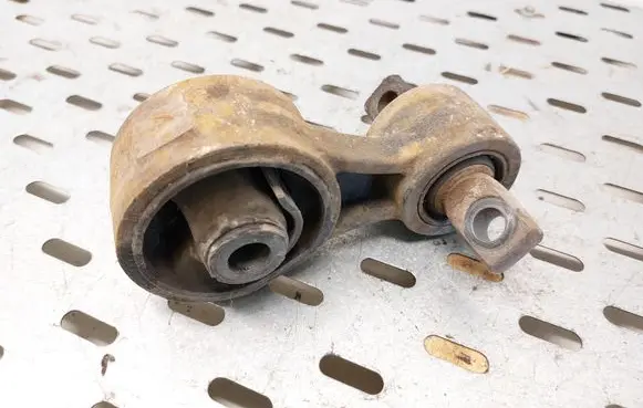 Nissan Qashqai Engine mount bracket