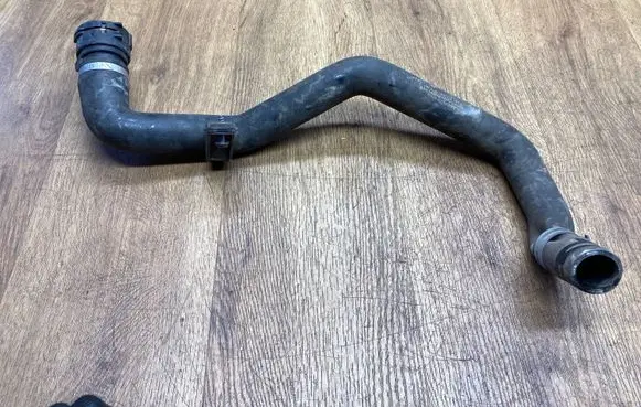 Volkswagen Touareg II Engine coolant pipe/hose 7P6122101N 140948