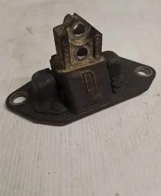 Volvo V70 Engine mount bracket 30748811