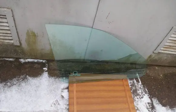 Audi A4 S4 B5 8D Front door window glass four-door 43R001193