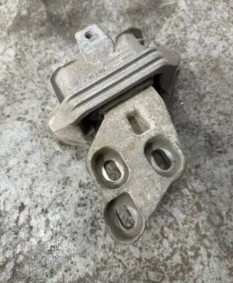 Engine mount bracket