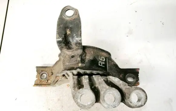 Engine mount bracket