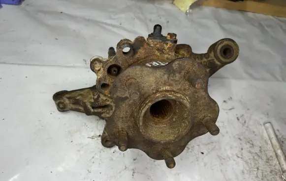 Nissan X-Trail T30 Rear wheel hub D01033