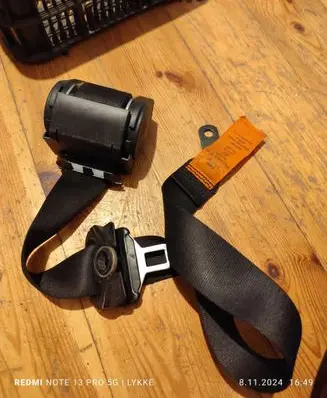 BMW 5 E39 Front seatbelt 8217390 566216700 040120