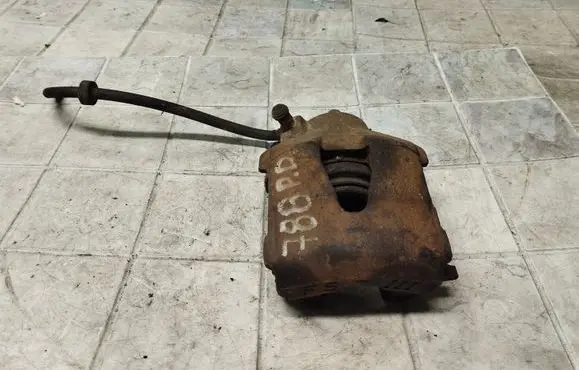 Volkswagen Golf IV Front brake caliper