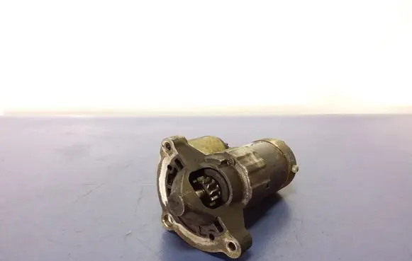 Peugeot 807 Starter motor M000T86081