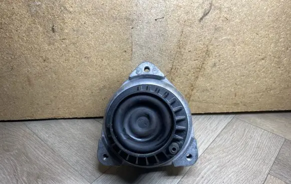 BMW 7 F01 F02 F03 F04 Engine mount bracket 6777373 22116777373 2211677737301