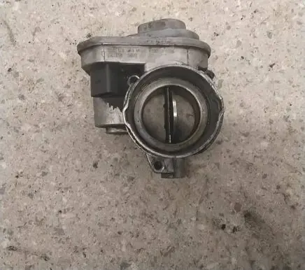 Volkswagen Touran I Throttle valve 038128063M B42580072