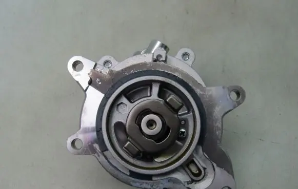 Nissan X-Trail T33 Vacuum pump 146506RC1A