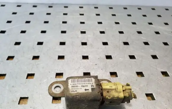 Suzuki Grand Vitara II Airbag deployment crash/impact sensor 3893065J00