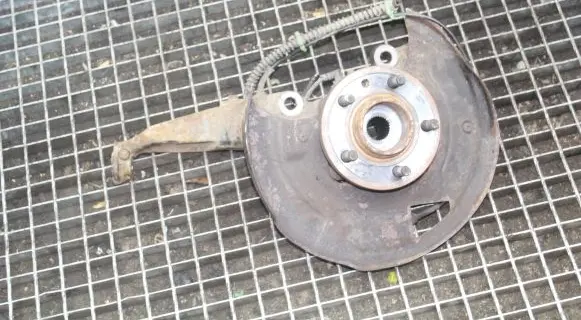 Land Rover Discovery 3 - LR3 Front wheel hub