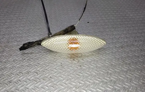 Toyota Yaris Front fender indicator light