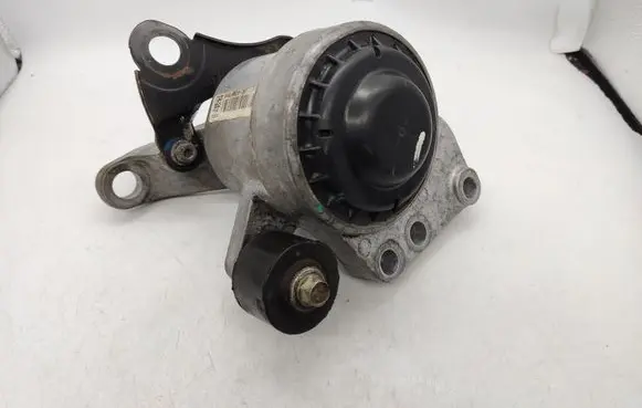 Ford Fusion II Engine mount bracket DG936F012DA