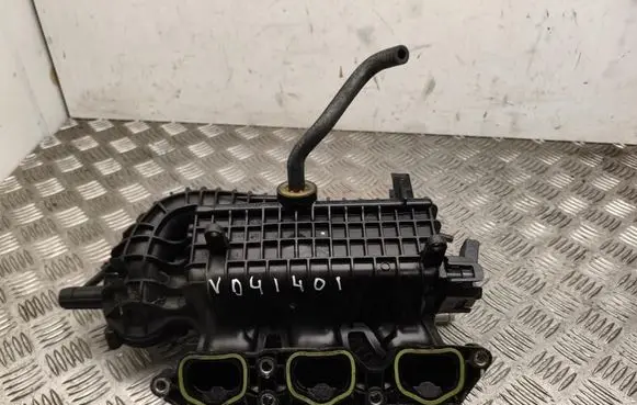 Audi A1 Intake manifold 04C145749A