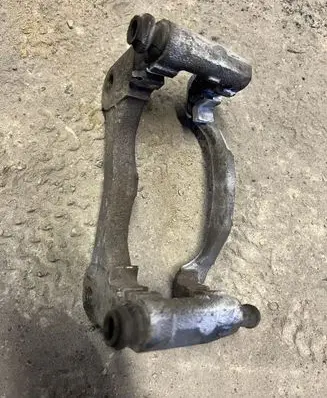 Mitsubishi Pajero Front Brake Caliper Pad/Carrier 