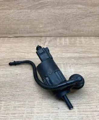 Volkswagen Touareg I Windscreen/windshield washer pump 1J6955651 WithPlug