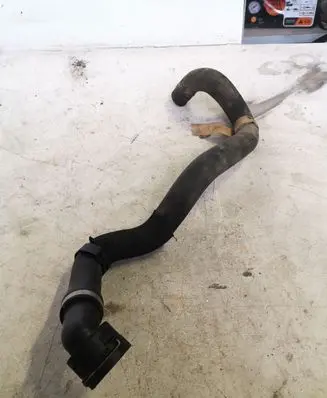 Volkswagen Touareg I Engine coolant pipe/hose 7L6122291
