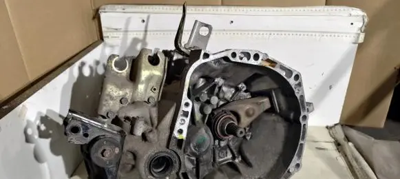 Toyota Yaris Manual 5 speed gearbox 331110D020 2SZFE