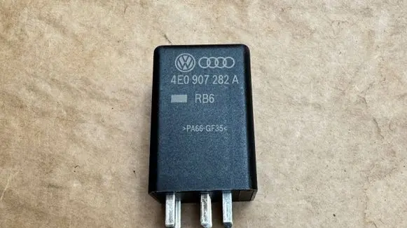 Audi Q7 4L Glow plug pre-heat relay 4E0907282A