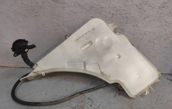 BMW 4 F32 F33 Windshield washer fluid reservoir/tank 7241679 0509145 1460721