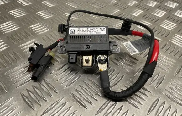 Mercedes-Benz C W204 Charging relay A0009822023 A2044402232