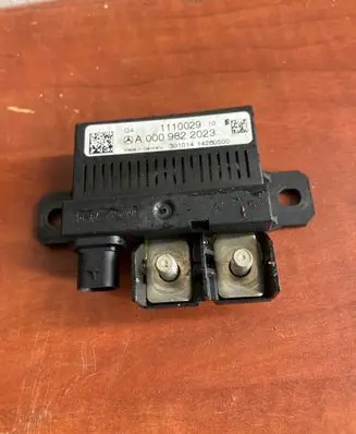 Mercedes-Benz E W212 Charging relay A0009822023 14260500 1110029