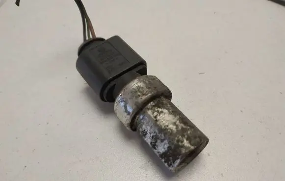 Volkswagen PASSAT B6 Air conditioning (A/C) pressure sensor 1J0973703