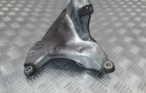 BMW 1 E82 E88 Engine mounting bracket 6772156 677215601