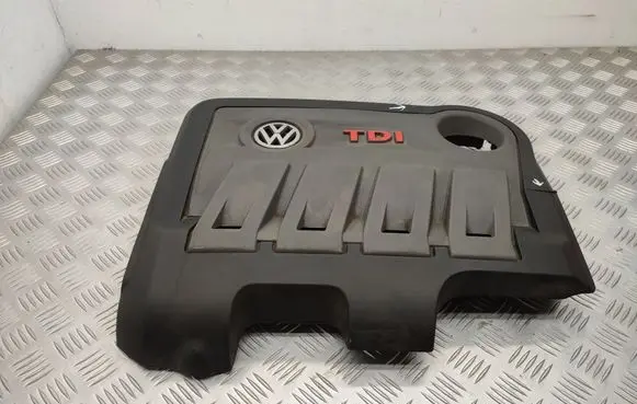 Volkswagen PASSAT B7 Engine cover (trim)