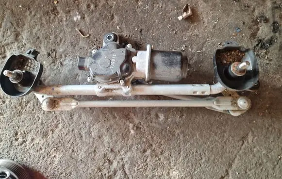 Mitsubishi Space Star Front wiper linkage and motor