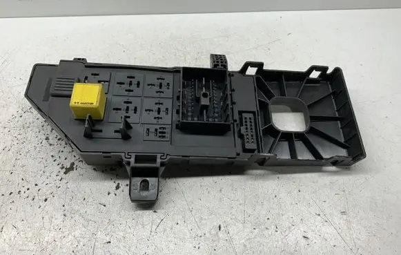 Opel Vectra C Fuse module 13181984 518777206 460023260