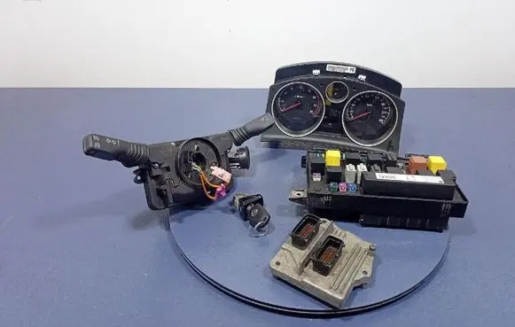 Opel Zafira B Engine control unit/module ECU 55561172