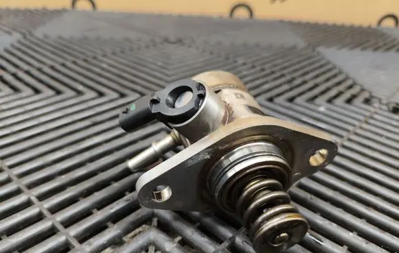 Opel Mokka B Fuel injection high pressure pump 9812133780