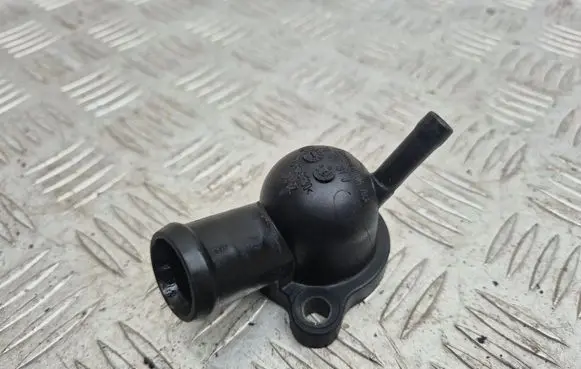 Volkswagen Golf VII Engine coolant pipe/hose 04L121131J