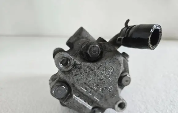 Volkswagen Caddy Power steering pump 2K0422154ES