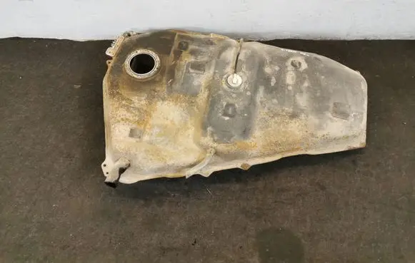 Toyota Corolla Verso E121 Fuel tank 