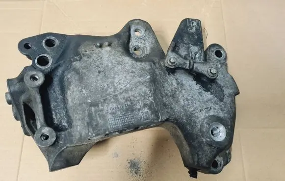 Engine mounting bracket
