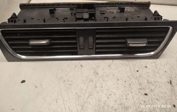 Audi A5 8T 8F Dash center air vent grill 8T2820951B