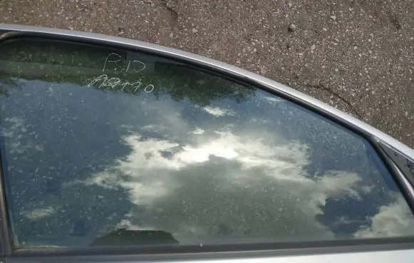 Peugeot 206 Front door window glass four-door as2