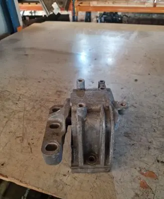 Volkswagen PASSAT B7 Engine mount bracket 1K0199262