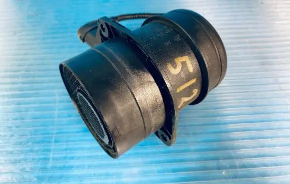 Volkswagen Golf V Mass air flow meter 074906461B 0281002461