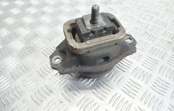 Land Rover Discovery 3 - LR3 Engine mount bracket