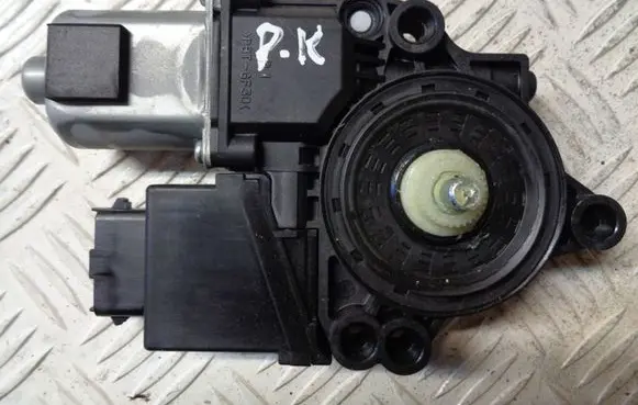 KIA Ceed Front door window regulator motor 82450A2010
