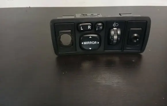 Toyota Avensis T250 Wing mirror switch 183575