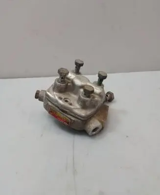 Audi 80 90 B3 Fuel distributor 0438101039