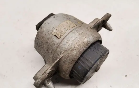 Engine mount bracket